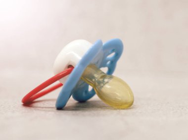 Aptal, Mavi Bebek Emziği çok yakın.