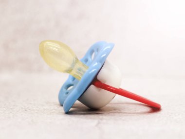 Aptal, Mavi Bebek Emziği çok yakın.