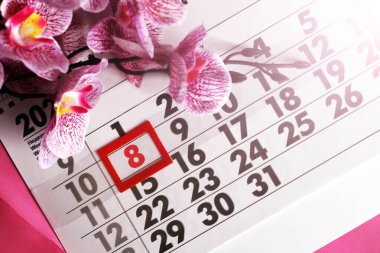 Uluslararası Kadınlar Günü için tarih beyaz blok takvimi, 8 Mart, orkide çiçeğiyle süslenmiş