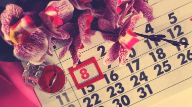 Uluslararası Kadınlar Günü için tarih beyaz blok takvimi, 8 Mart, orkide çiçeğiyle süslenmiş