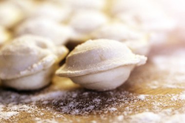 Geleneksel pelmeni ya da kesim tahtasında köfte. Ev yapımı yemek. Çok yakındı..