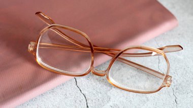 Eski kitaplar ve gözlükler. Eski tarz