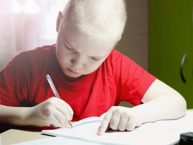 Odaya çok yakın yazan bir çocuğun portresi.