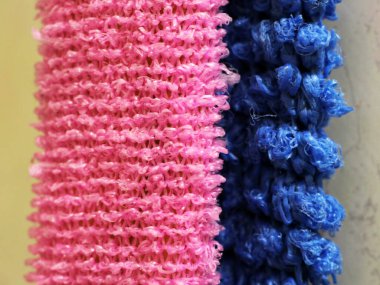 Pembe ve mavi banyo süngeri çok yakın.