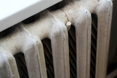 Eski dökme demir merkezi ısıtma pili çok yakın.