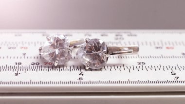 Tefeci dükkanında taşlı gümüş küpeler.