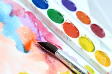 Kalın ahşap fırça ve renkli boya çok yakın.