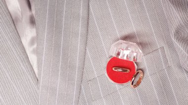 Alyans ayrıntıları ve düğün ceketi çok yakın.