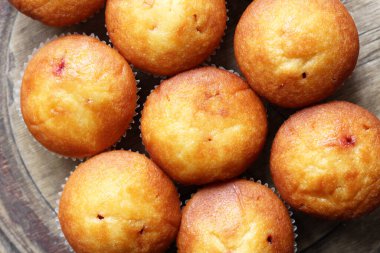 Lezzetli taze çörekler ve böğürtlenler.