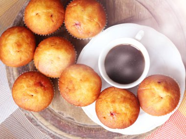 Lezzetli taze çörekler ve bir fincan kahve, yiyecek.