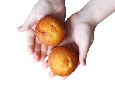 Çocukların elinde iki kek, tatlı yiyecekler.