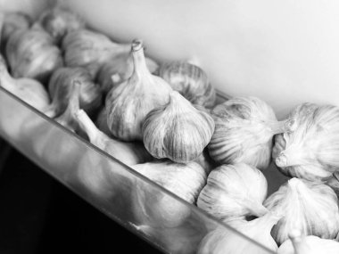 Sarımsaklı soğan ve sarımsaklı karanfil.