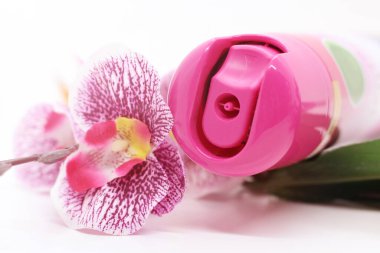 Oda spreyi ve pembe orkide. 