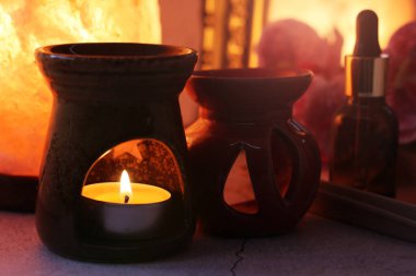 Aromaterapi. Mumlar ve aroma lambası, hoş bir rahatlama, turuncu renkli görüntü..