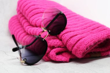 Kadın güneş gözlüğü ve parlak pembe bir fular, moda.
