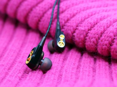 Makro, siyah kulaklıkları pembe bir eşarpla kapat, müzik