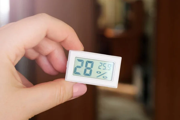 A device for measuring humidity and temperature in a woman\'s hand