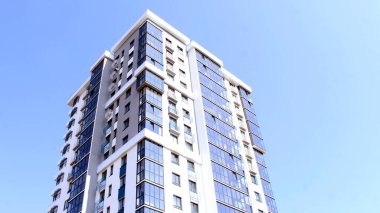 Mavi gökyüzü olan yeni evler, renkli nesneler.