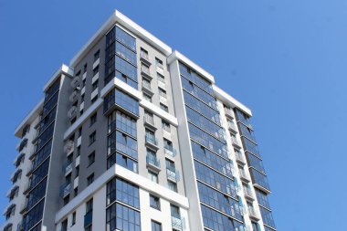 Mavi gökyüzü olan yeni evler, renkli nesneler.