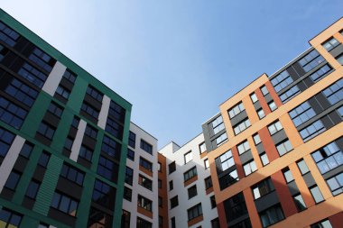 Mavi gökyüzü olan yeni evler, şehir