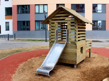 Çocuk parkında kaydırak, ahşap bina, açık hava.