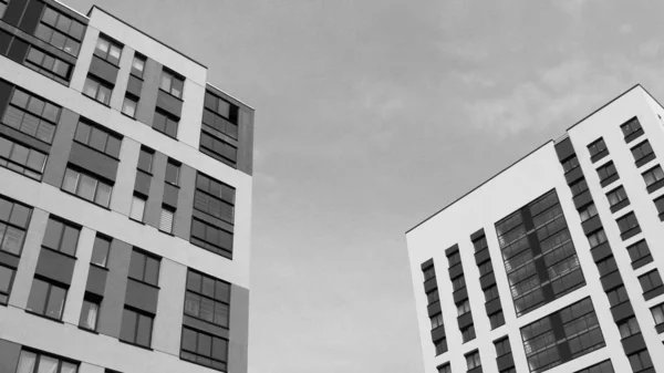Neue Häuser Mit Grauem Himmel Schwarz Und Weiß — Stockfoto
