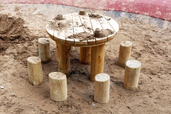Çocuk Masası Çocuk Odunlarından Yapılmış Sandalyeler Oyun Alanında Dışarıda — Stok fotoğraf