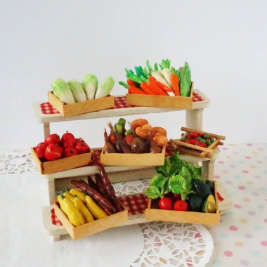 Tahta Sandıklar 'da minyatür el yapımı sebzeler. Renkli Minyatür Çiftlik Ürünleri Tahta Sandıklar 'da. Mutfakta minyatür taze sebzeler. 