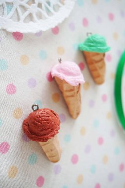 DIY Mücevher ve El Sanatları için Renkli Minyatür Dondurma Büyüsü. Tatlı Minyatür Dondurma Külahları Düz Yerde. Minyatür Dondurma Cazibe Koleksiyonu. 