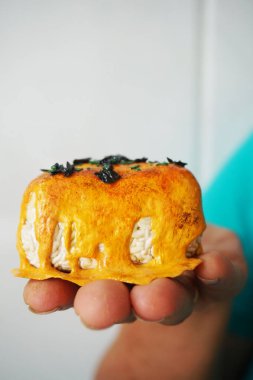 Elinizde erimiş peynir ve yosunla onigiri taklidi var. Seçici odaklanma. Çamur sanatı Gıda taklit.