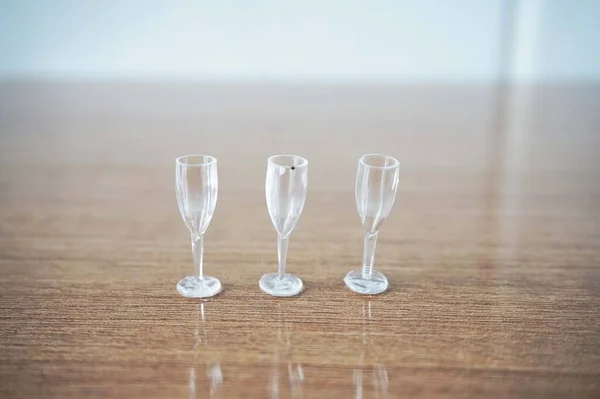 Tahta bir yüzeyde 3 Minyatür Temiz Kadeh. Tahta Masada Üç Küçük, Temiz Şat Bardağı