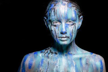 soyut sanat makyaj. Yüz, boyun ve saç kız mavi, mavi ve gümüş renkleri parlak renkleri ile bulaşmış. Boya akar. Yüzünde gümüş gözyaşı. Holi Festivali