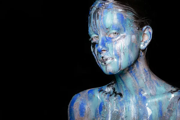 Abstrakte Kunst. Gesicht, Hals und Haare der Mädchen mit hellen Farben von blauen, blauen und silbernen Farben beschmiert. die Farbe fließt. auf dem Gesicht silberner Tränen. Holi-Fest — Stockfoto