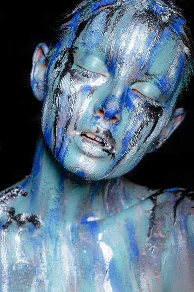 Maquiagem arte abstrata. Meninas rosto, pescoço e cabelo manchado com cores brilhantes de azul, azul e prata. A tinta flui. Em face das lágrimas de prata. Festival Holi — Fotografia de Stock