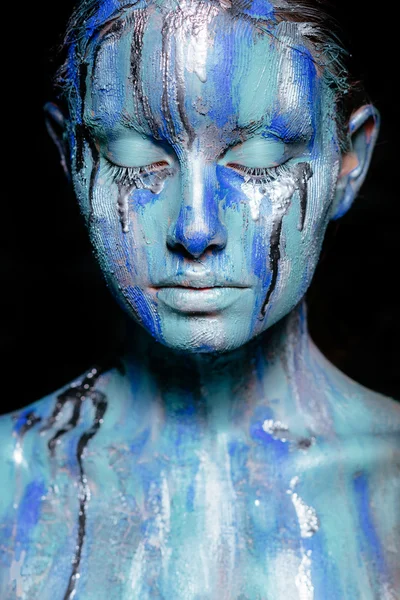 Maquiagem arte abstrata. Meninas rosto, pescoço e cabelo manchado com cores brilhantes de azul, azul e prata. A tinta flui. Em face das lágrimas de prata. Festival Holi — Fotografia de Stock