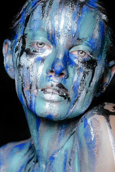 Abstrakte Kunst. Gesicht, Hals und Haare der Mädchen mit hellen Farben von blauen, blauen und silbernen Farben beschmiert. die Farbe fließt. auf dem Gesicht silberner Tränen. Holi-Fest — Stockfoto