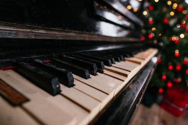 Yılbaşı ağacı ve çelenklerle dolu yeni yıl evi.