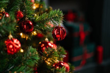 Yılbaşı ağacı ve çelenklerle dolu yeni yıl evi.