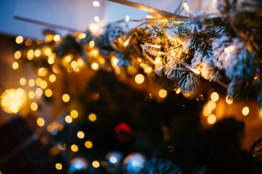 Yılbaşı ağacı ve çelenklerle dolu yeni yıl evi.