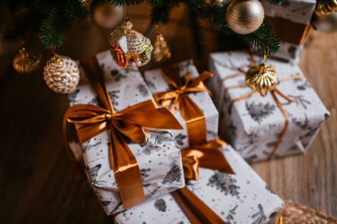 Yılbaşı ağacı ve çelenklerle dolu yeni yıl evi.