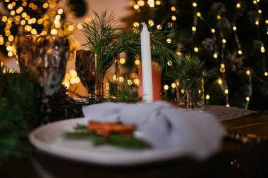 Yılbaşı ağacı ve çelenklerle dolu yeni yıl evi.