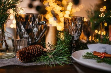 Yılbaşı ağacı ve çelenklerle dolu yeni yıl evi.