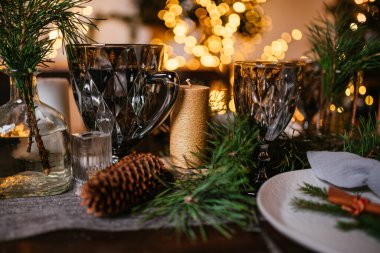 Yılbaşı ağacı ve çelenklerle dolu yeni yıl evi.