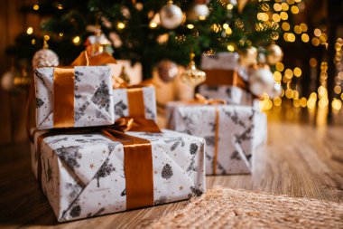 Yılbaşı ağacı ve çelenklerle dolu yeni yıl evi.