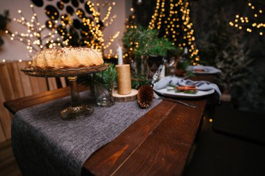 Yılbaşı ağacı ve çelenklerle dolu yeni yıl evi.