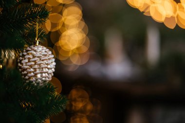 Yılbaşı ağacı ve çelenklerle dolu yeni yıl evi.