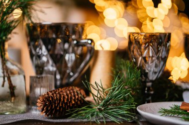 Yılbaşı ağacı ve çelenklerle dolu yeni yıl evi.