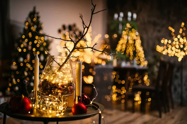 Neues Jahr Gemütliche Inneneinrichtung Mit Weihnachtsbaum Und Girlanden — Stockfoto