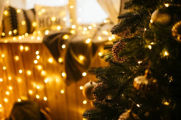 Neues Jahr Gemütliche Inneneinrichtung Mit Weihnachtsbaum Und Girlanden — Stockfoto