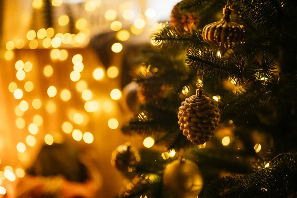 Neues Jahr Gemütliche Inneneinrichtung Mit Weihnachtsbaum Und Girlanden — Stockfoto